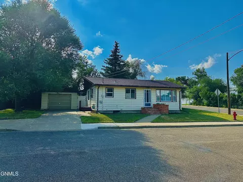 121 7th Ave E, Dickinson, ND 58601