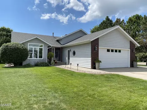 2975 Warwick Pl, Bismarck, ND 58504