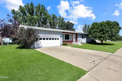 716 13th St W, Williston, ND 58801 photo 2