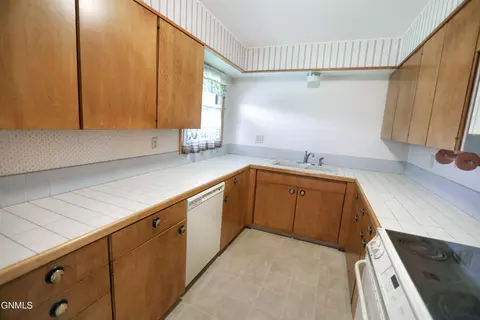 716 13th St W, Williston, ND 58801 photo 9