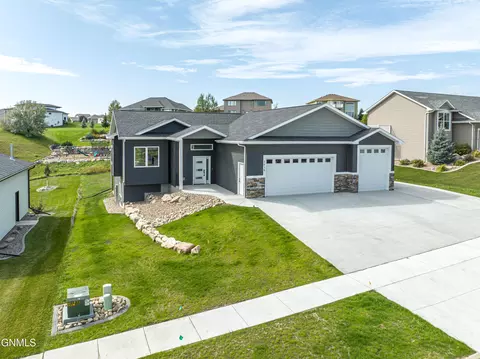 3414 Valley Dr, Bismarck, ND 58503