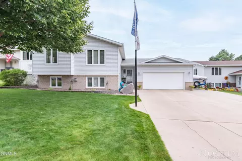 2103 11th Ave SE, Mandan, ND 58554
