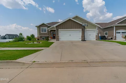 1910 Yellowstone Cir, Dickinson, ND 58601
