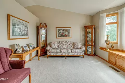 2135 3rd St S, Bismarck, ND 58504 photo 6