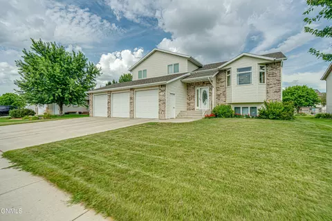 2135 3rd St S, Bismarck, ND 58504