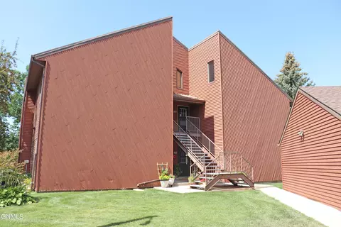3082 Manchester St, Bismarck, ND 58504
