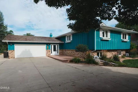 110 18th Ave NE, Jamestown, ND 58401