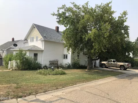 421 Sheridan St, Plentywood, MT 59254