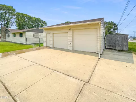 1602 10th St W, Williston, ND 58801 photo 2