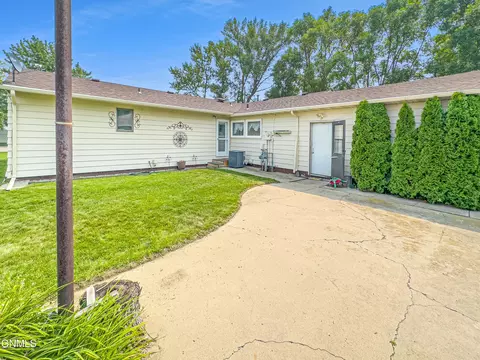 1602 10th St W, Williston, ND 58801 photo 5