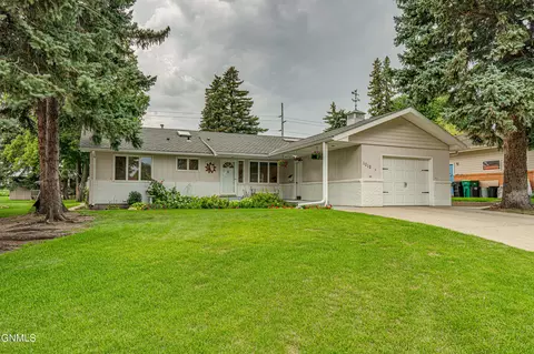 1012 Highland Acres Rd W, Bismarck, ND 58501