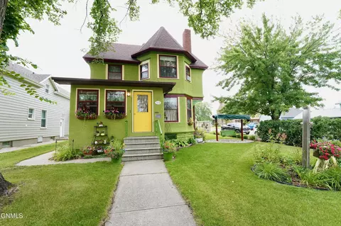 404 4th Ave SE, Jamestown, ND 58401