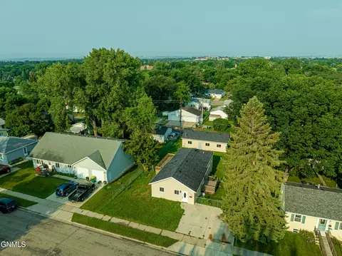 1748 6th St, Bismarck, ND 58501