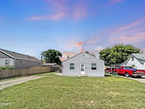 1007 9th Ave W, Williston, ND 58801