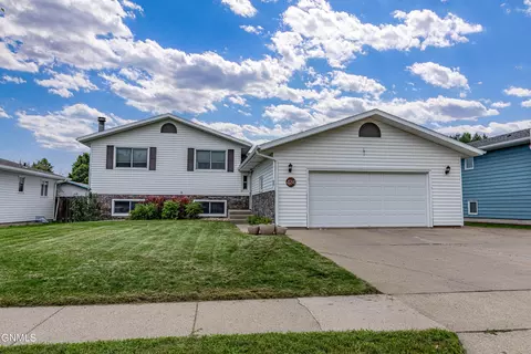 424 Reno Ave W, Bismarck, ND 58504