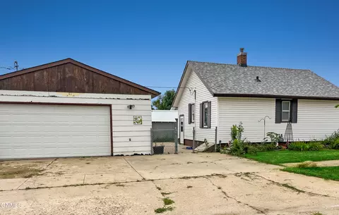 622 6th Ave W, Williston, ND 58801 photo 3