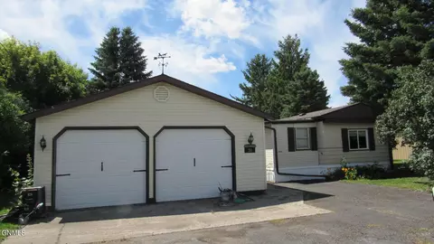 33 1st St, Underwood, ND 58576