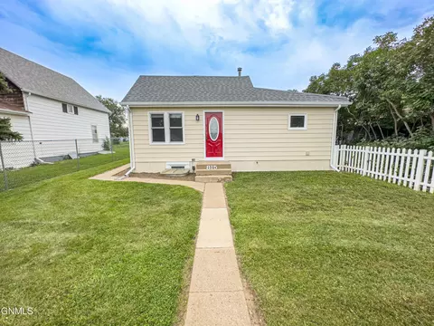 815 5th Ave W, Williston, ND 58801 photo 2