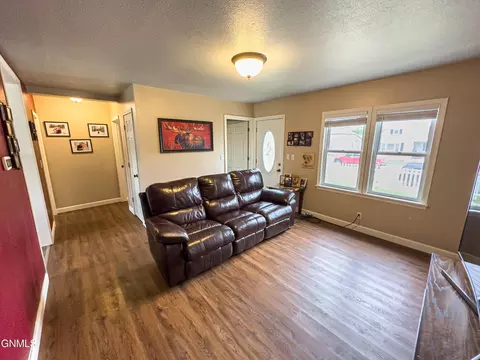 815 5th Ave W, Williston, ND 58801 photo 9