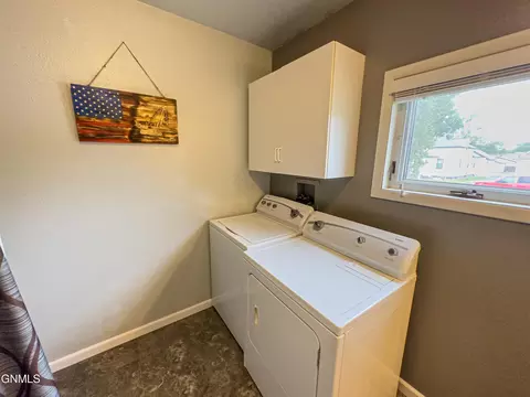 815 5th Ave W, Williston, ND 58801 photo 28