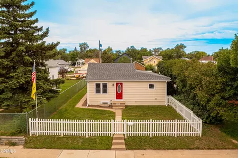 815 5th Ave W, Williston, ND 58801 photo 4