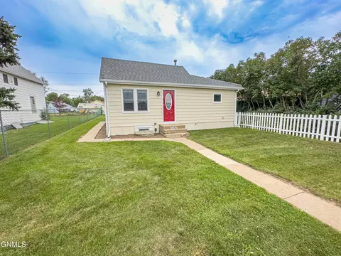 815 5th Ave W, Williston, ND 58801 photo 3