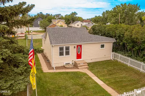 815 5th Ave W, Williston, ND 58801 photo 1