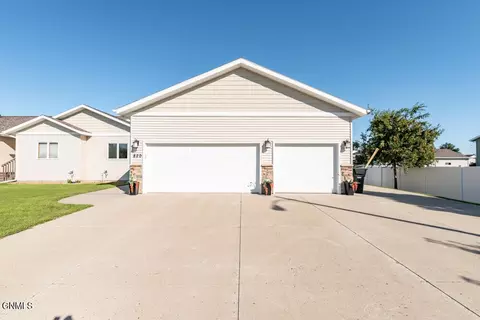 820 Santa Fe Ave, Bismarck, ND 58504