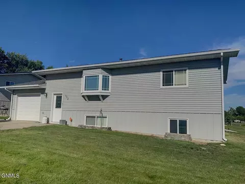 112 7th St SE, Watford City, ND 58854