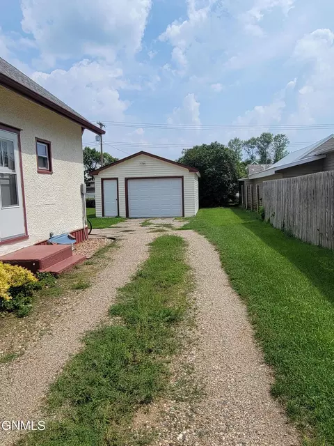 407 1st Ave NE, Ashley, ND 58413