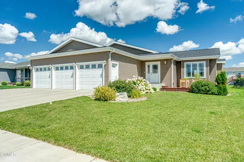 3359 Doubleday Dr, Bismarck, ND 58503
