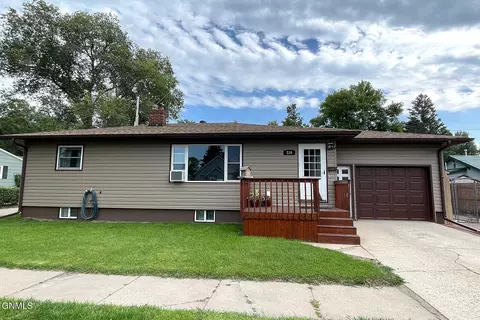 539 3rd St SW, Jamestown, ND 58401