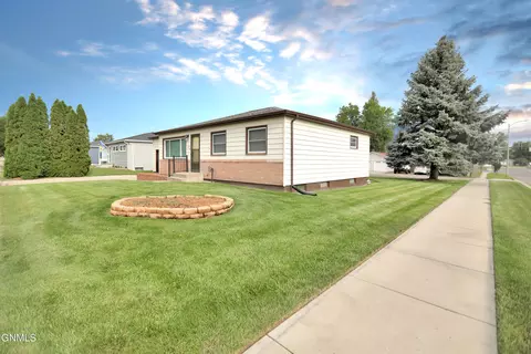 604 17th St W, Williston, ND 58801 photo 2
