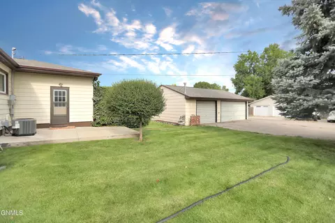 604 17th St W, Williston, ND 58801 photo 3