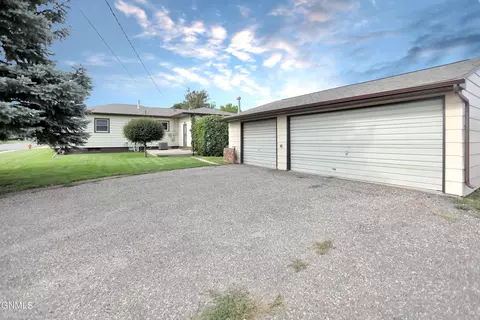 604 17th St W, Williston, ND 58801 photo 4
