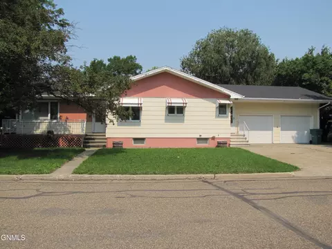 302 Market St E, Center, ND 58530