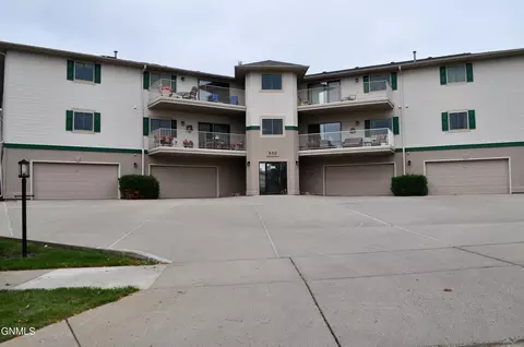 550 Brandon Pl, Bismarck, ND 58503