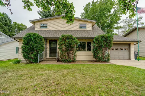 607 14th St NW, Mandan, ND 58554
