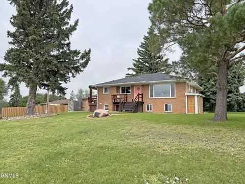 109 6th St NE, Mandan, ND 58554