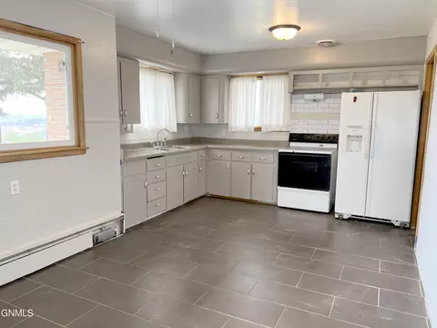 109 6th St NE, Mandan, ND 58554 photo 7