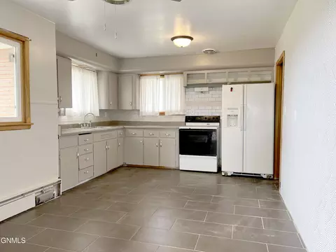 109 6th St NE, Mandan, ND 58554 photo 11