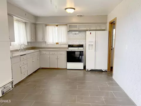109 6th St NE, Mandan, ND 58554 photo 8