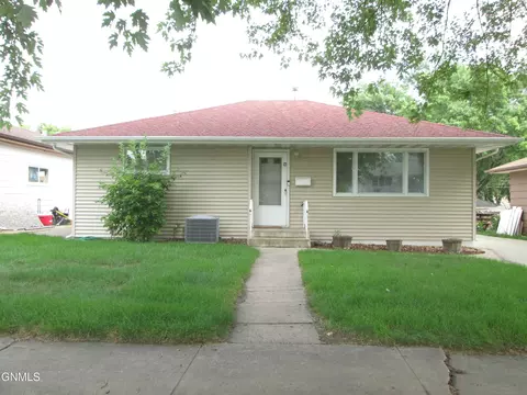 1509 15th St N, Bismarck, ND 58501