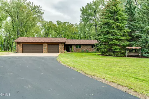 2801 Smokey Ln, Bismarck, ND 58504