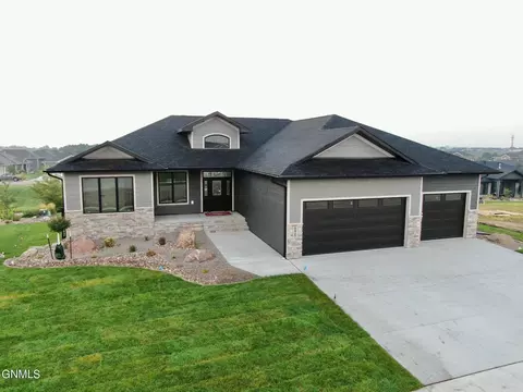 5927 Heritage Rdg Rd, Bismarck, ND 58503