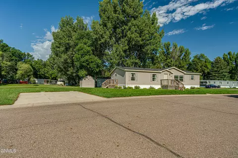 400 Victoria Cir, Bismarck, ND 58504