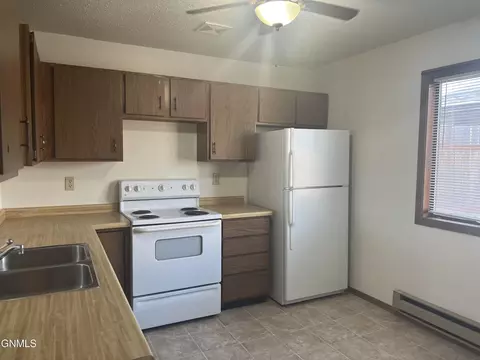 1838 30th St W, Williston, ND 58801 photo 5