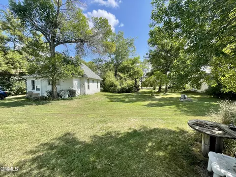 18 2nd St SW, Crosby, ND 58730