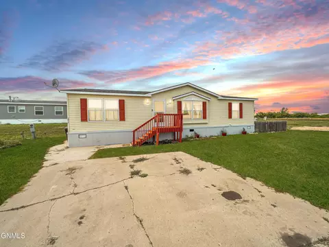 3817 22nd Ave W, Williston, ND 58801 photo 2