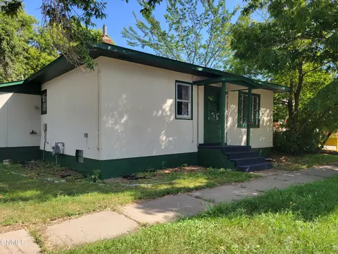 624 4th Ave NW, Jamestown, ND 58401